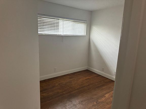 4th image of 444 E Donner Dr