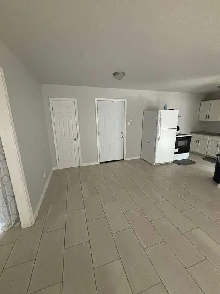 Unit Photo - 505 W Estes Ave #7