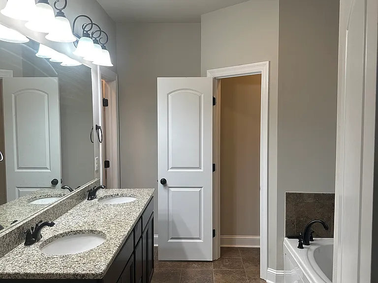 215 Hutton Ln — Photo 8