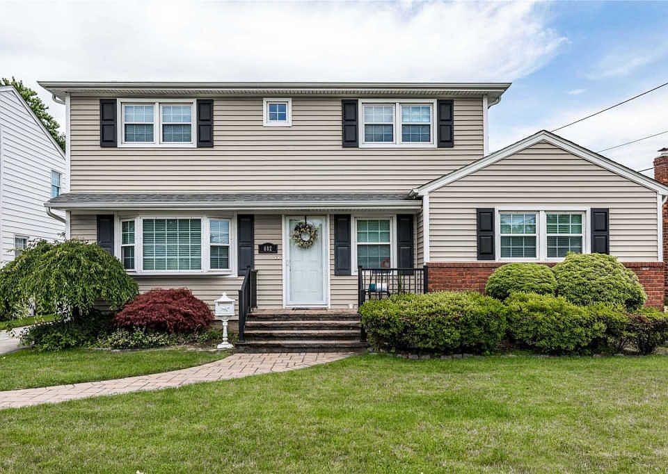 1st image of 682 Pleasant Ave