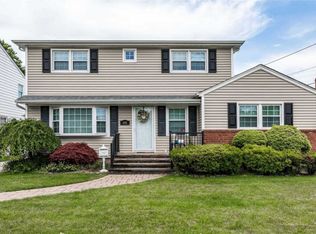 682 Pleasant Ave, Westbury, NY 11590