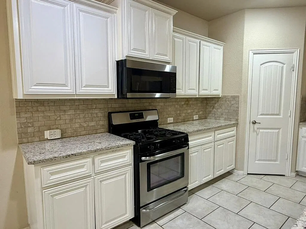 4 bed, 2.0 bath, 2002 sqft, $3,000 — Photo 4