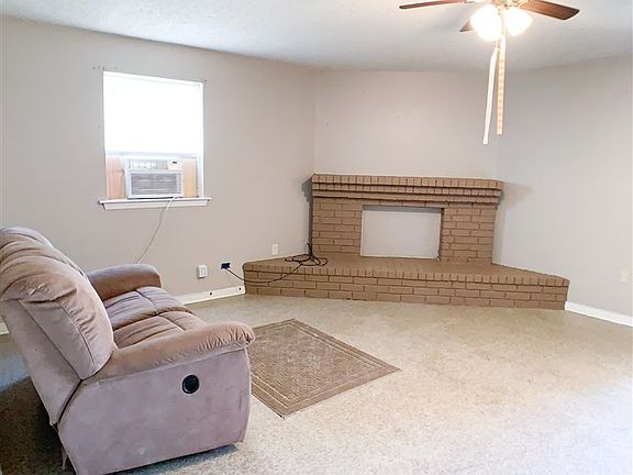 2nd image of 601 Brier Dr