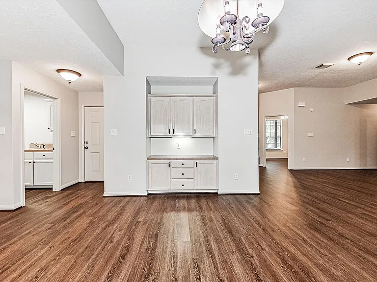 410 Cherry Hills Dr — Photo 3