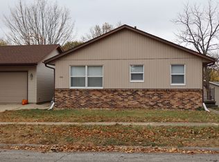 809 W 11th St, Cedar Falls, IA 50613