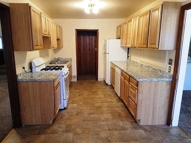 2102 Grove Cir. Apt. A - kitchen