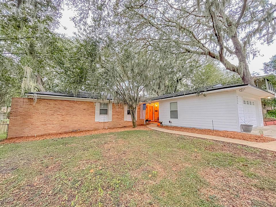 Front View & Front Yard