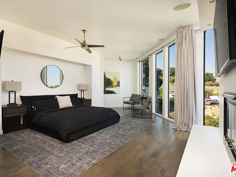 2231 Sunset Plaza Dr — Photo 17
