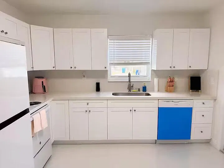 3 bed, 2.0 bath, 2332 sqft, $3,000 — Photo 4