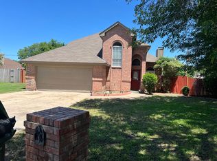 1121 Cherrytree Dr, Arlington, TX 76001