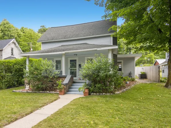 10884 Platte St, Honor, MI 49640