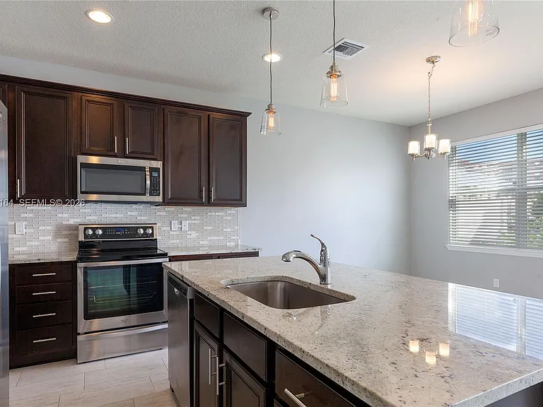 1101 Banyan Dr — Photo 6
