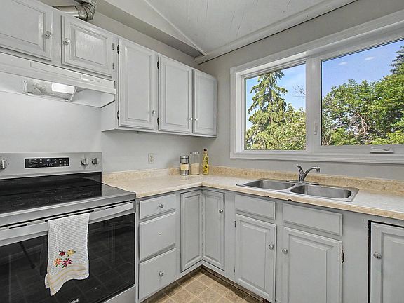 4th image of 2211 Millbourne Rd W