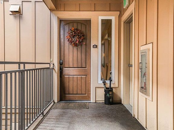 3rd image of 5905 SE Columbia Way Unit 201