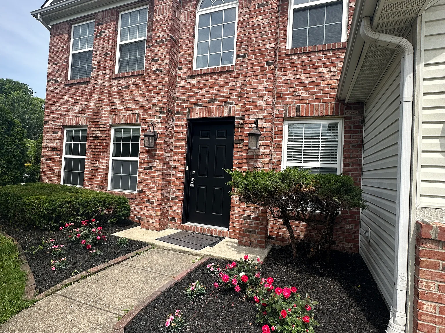 4 bed, 2.5 bath, 2266 sqft, $2,595 — Photo 3