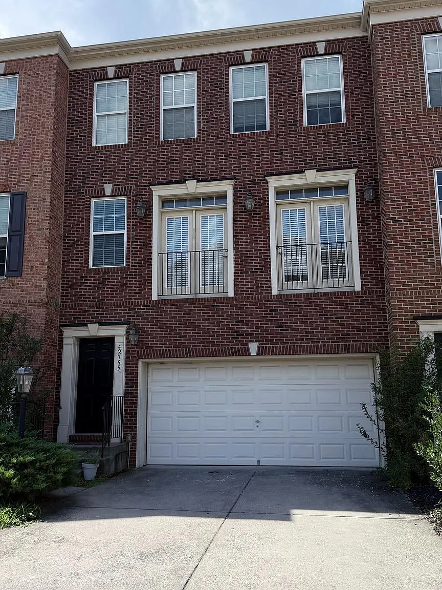 3 bed, 2.5 bath, 2848 sqft, $3,100 — Photo 1