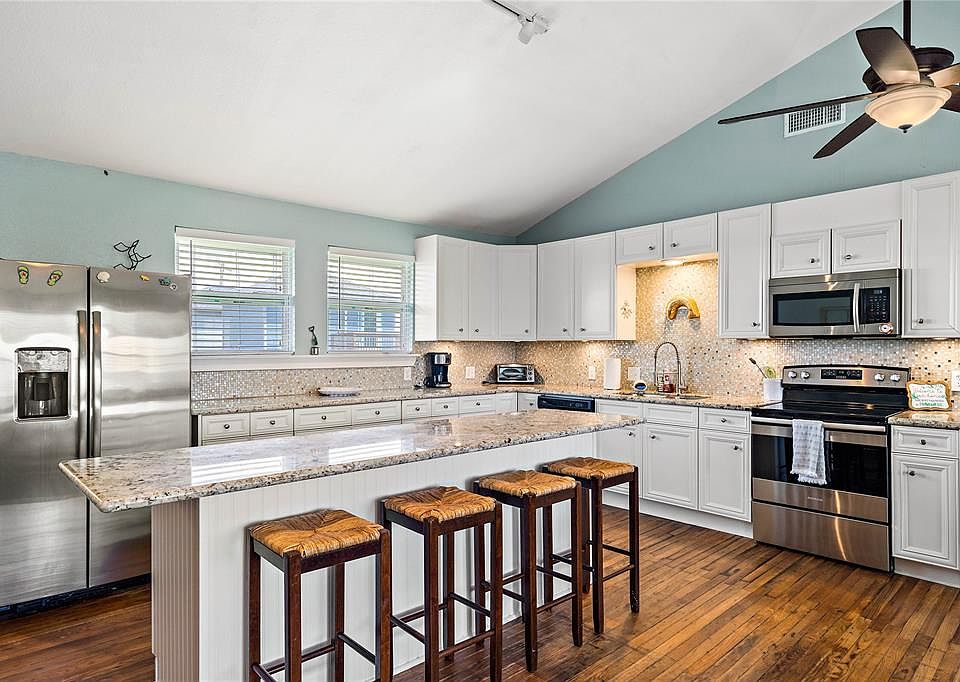 1st image of 4020 Oleander Dr