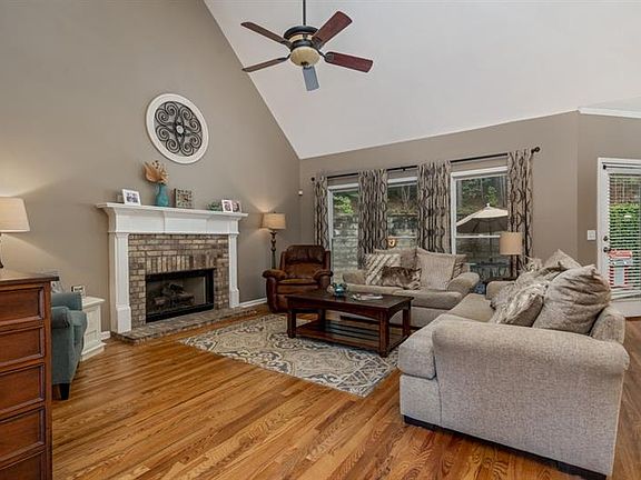 3rd image of 221 Briarwood Ln