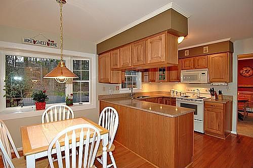Kitchen w/Breakfast Area
