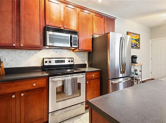 5th image of 907 W 41st Pl
