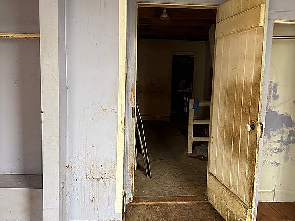 4th image of 120 Locust St