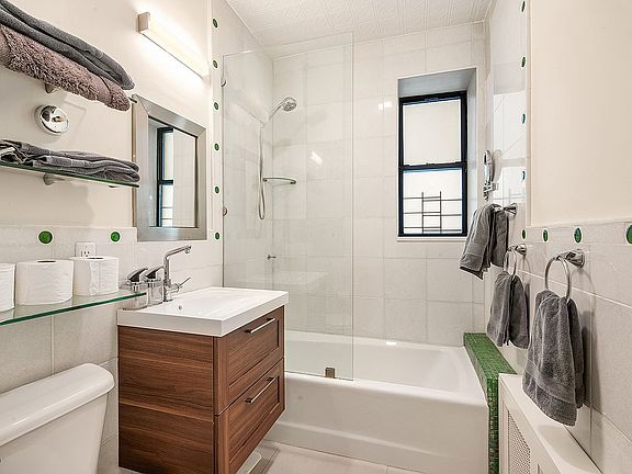 5th image of 242 W 112th St APT 1B