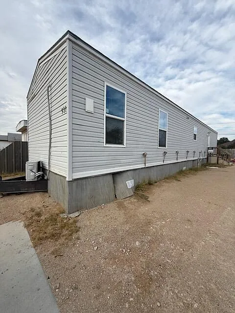 3 bed, 2.0 bath, 896 sqft, $1,300 — Photo 1