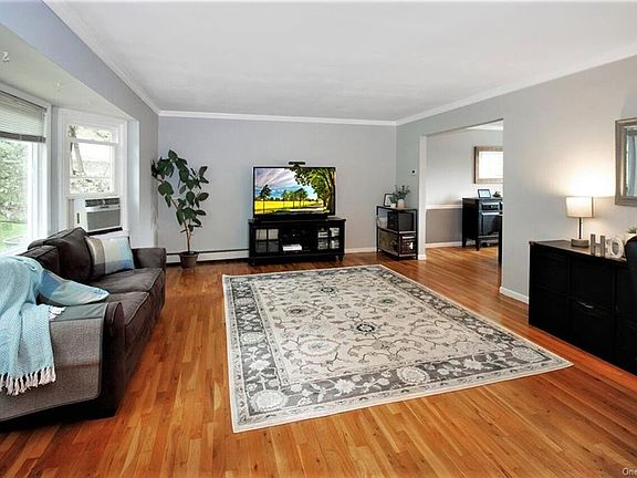 4th image of 28 Dogwood Dr