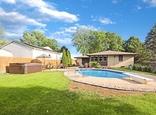 112 Sycamore Ln, Machesney Park, IL 61115