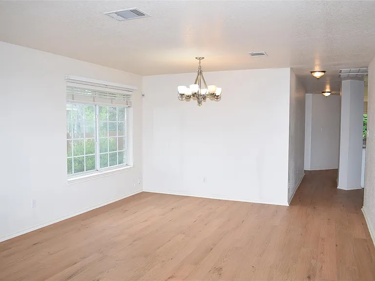 2418 Willow Way — Photo 3