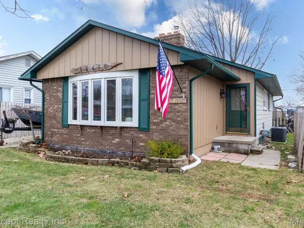 13419 Ivy St, Gibraltar, MI 48173