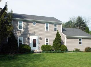 W273S2254 Drumlin Dr, Waukesha, WI 53188
