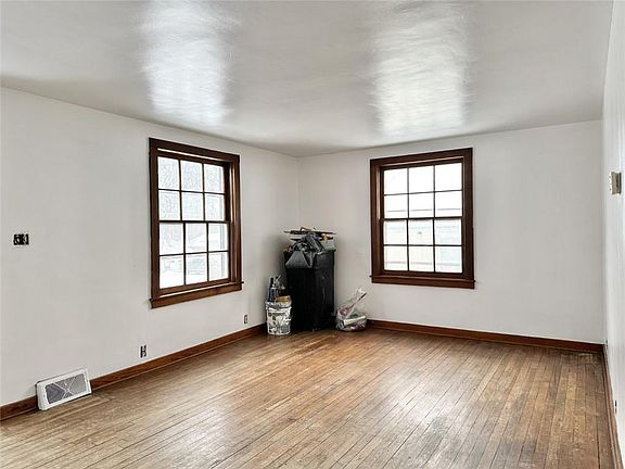 3rd image of 726 W 17th St