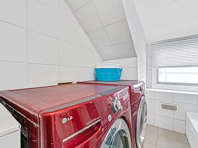 240 Blackburn Ave — Photo 74