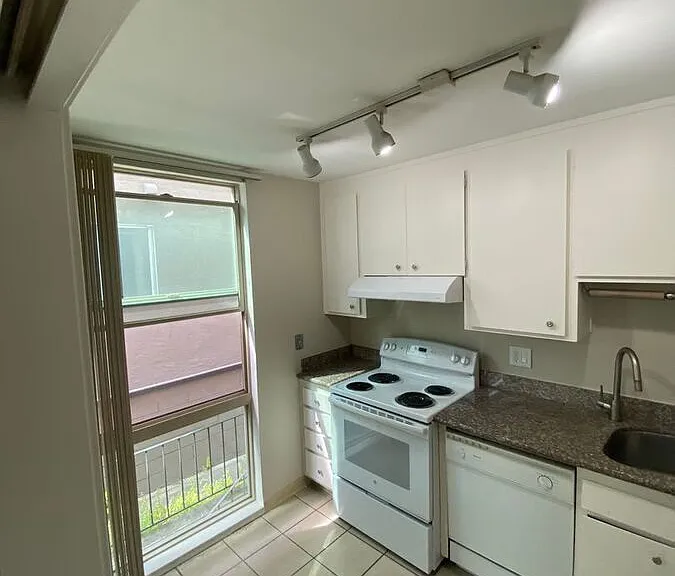 373 Staten Ave — Photo 6