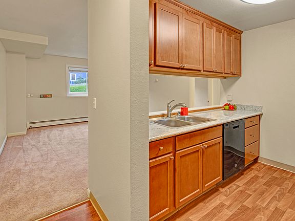Hillside Chalet Apartments - Kitchen