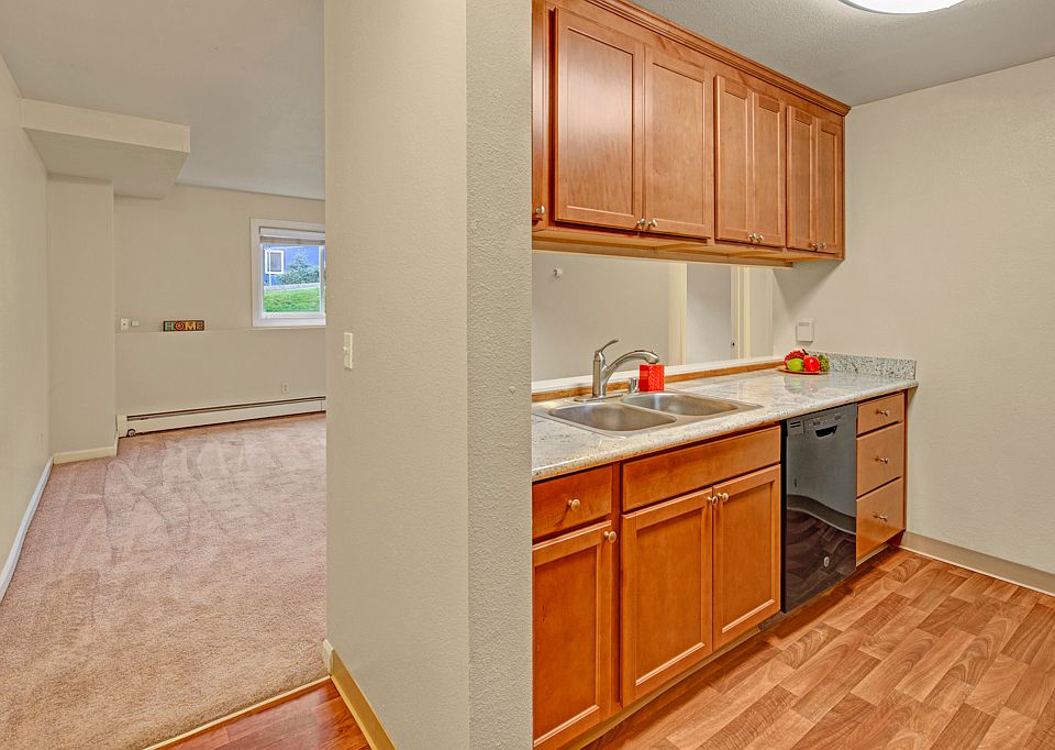 Hillside Chalet Apartments - Kitchen