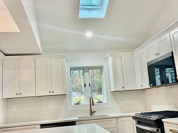 4th image of 322 River Rd