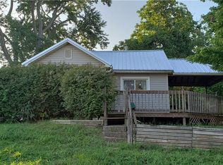 1412 E Locust St, Petersburg, IN 47567
