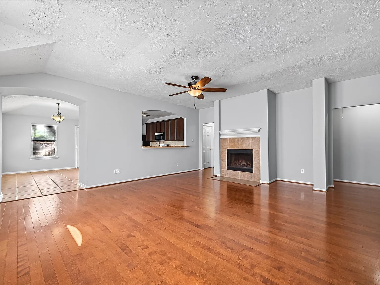 3 bed, 2.0 bath, 1738 sqft, $1,900 — Photo 4