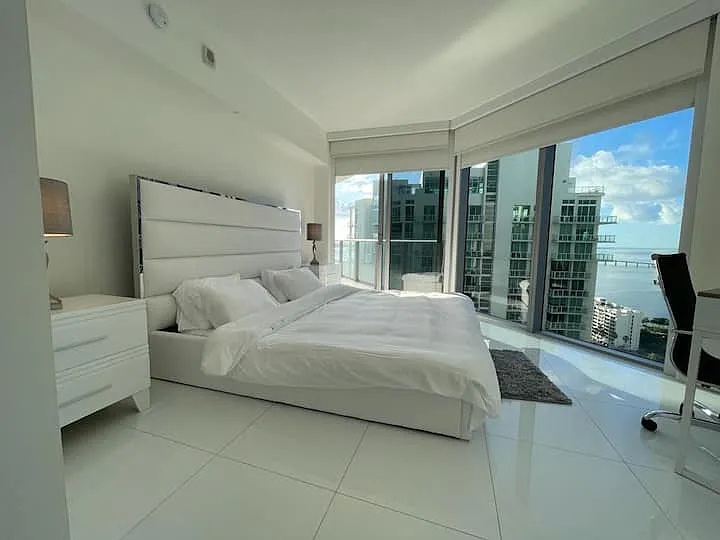 Building Photo - 1300 Brickell Bay Dr #2503