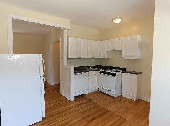 4th image of 3726 N Pine Grove Ave APT 01W