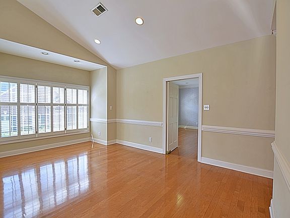 4th image of 500 Warrington Pl