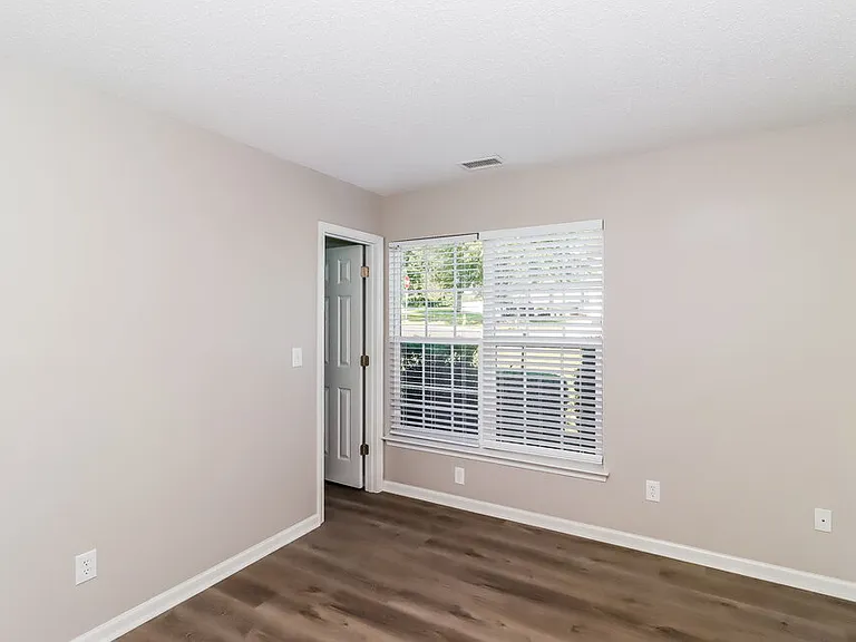 135 Winborne Dr — Photo 11
