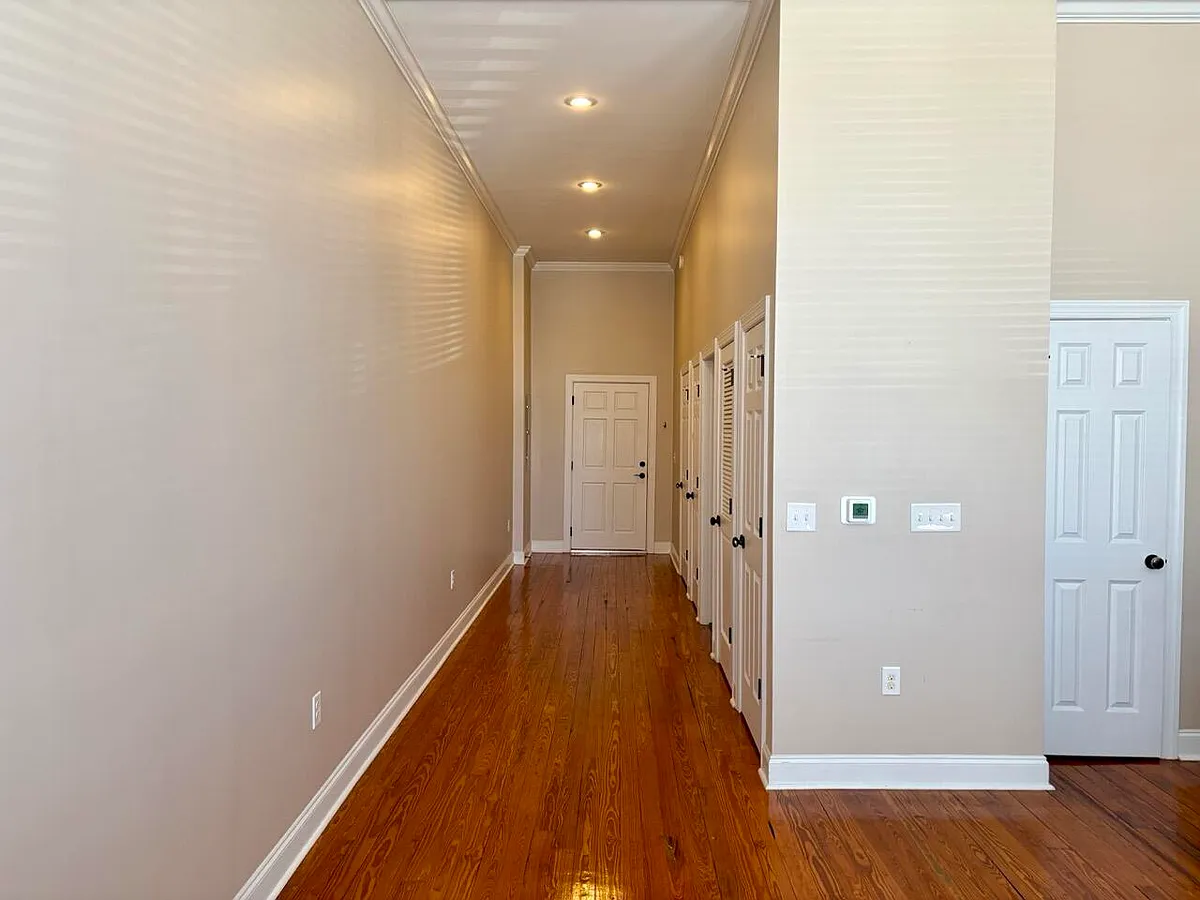 Building Photo - 1204 Broad St #1