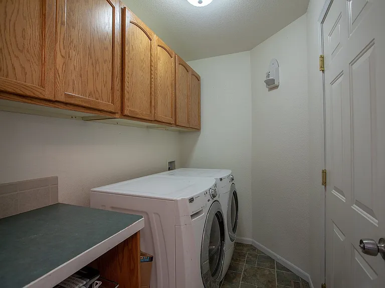1076 Fairfield Ave — Photo 36