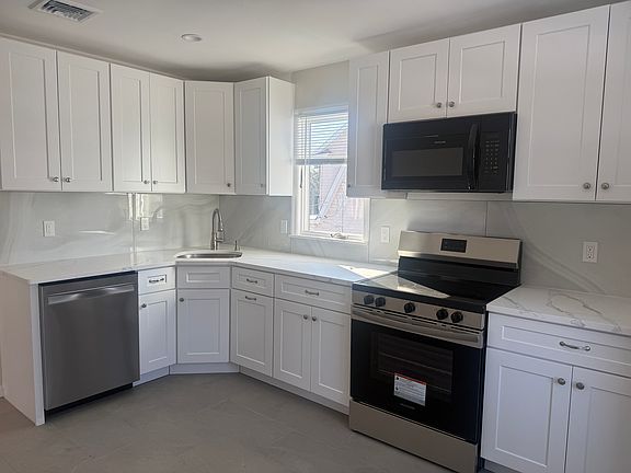 3rd image of 261 Wilson Ave Floor 1