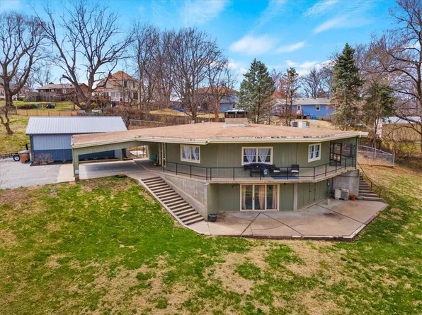 1221 S 9th St, Atchison, KS 66002