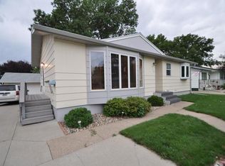 713 Albany Dr, Bismarck, ND 58504
