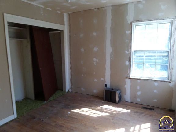 4th image of 1019 NE Chester Ave